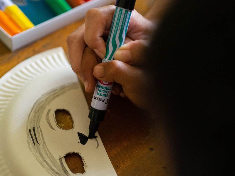 Two students drawing the nose of a cat — there’s teamwork even in the littlest details! 
