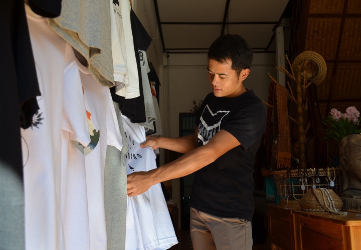 Mr Sokphonexai prints his unique Laotian t-shirts with his silk screening equipment.