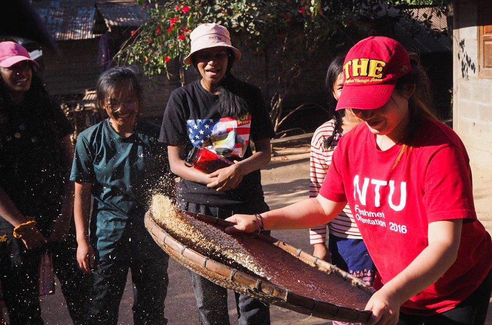 Thanks to the villagers’ kind hospitality, we tried our hand at sieving grains, ‘tried’ being an important keyword here.