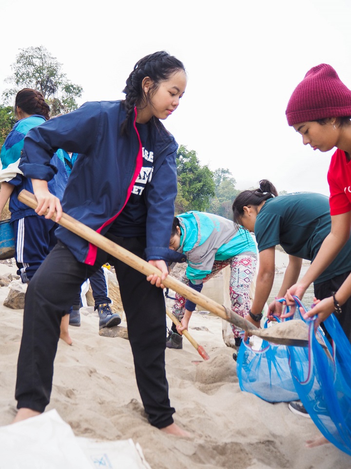 We worked by the Mekong river to collect, wash and sieve out sand for the construction of the water filtration tank.