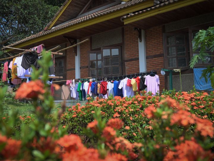 The children of each family learn from their mother and older siblings how to do house chores such as cooking, gardening and laundry, which cultivates a sense of responsibility and prepares them for when they grow up and move out to live independently.